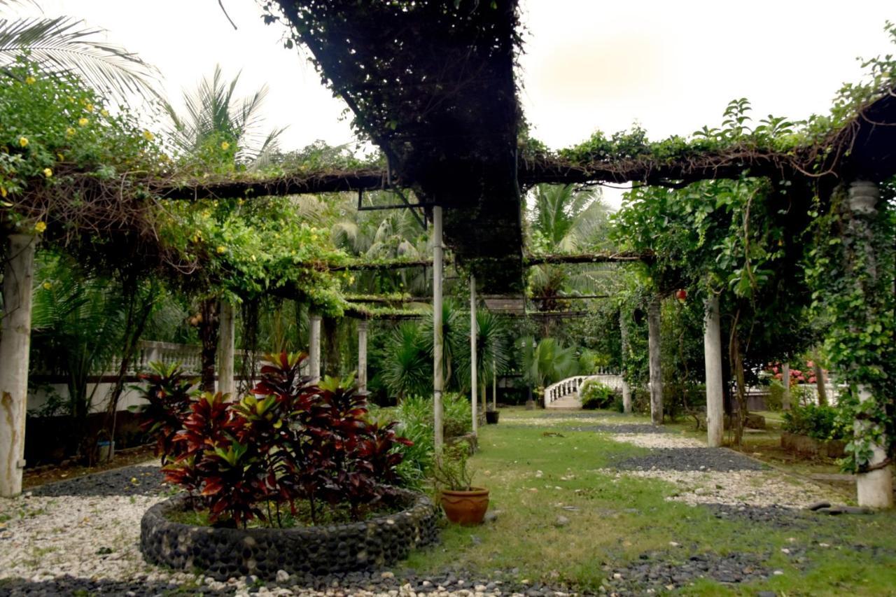 Isla De Oro Hotel Mamburao エクステリア 写真