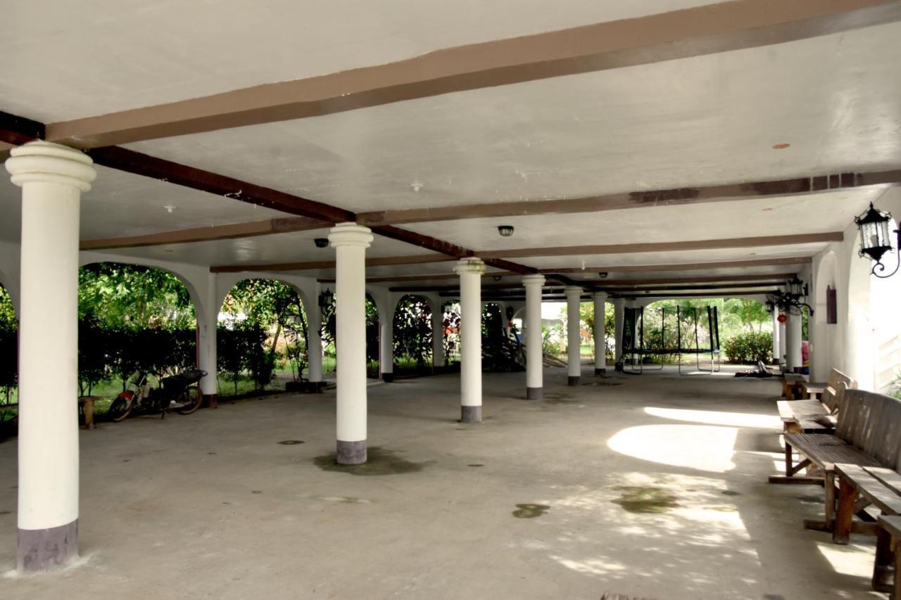 Isla De Oro Hotel Mamburao エクステリア 写真