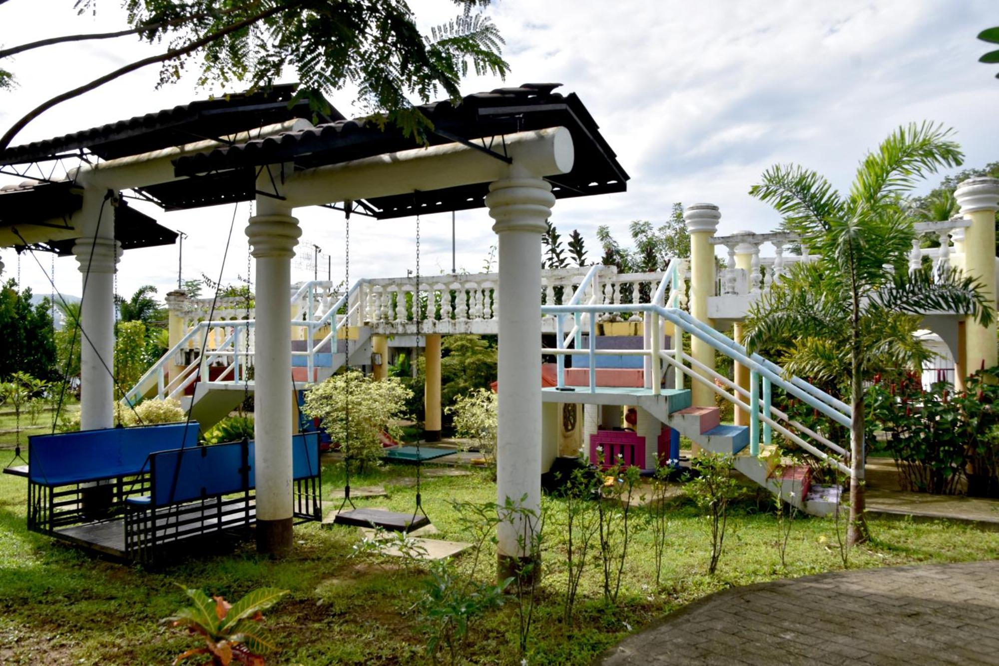 Isla De Oro Hotel Mamburao エクステリア 写真