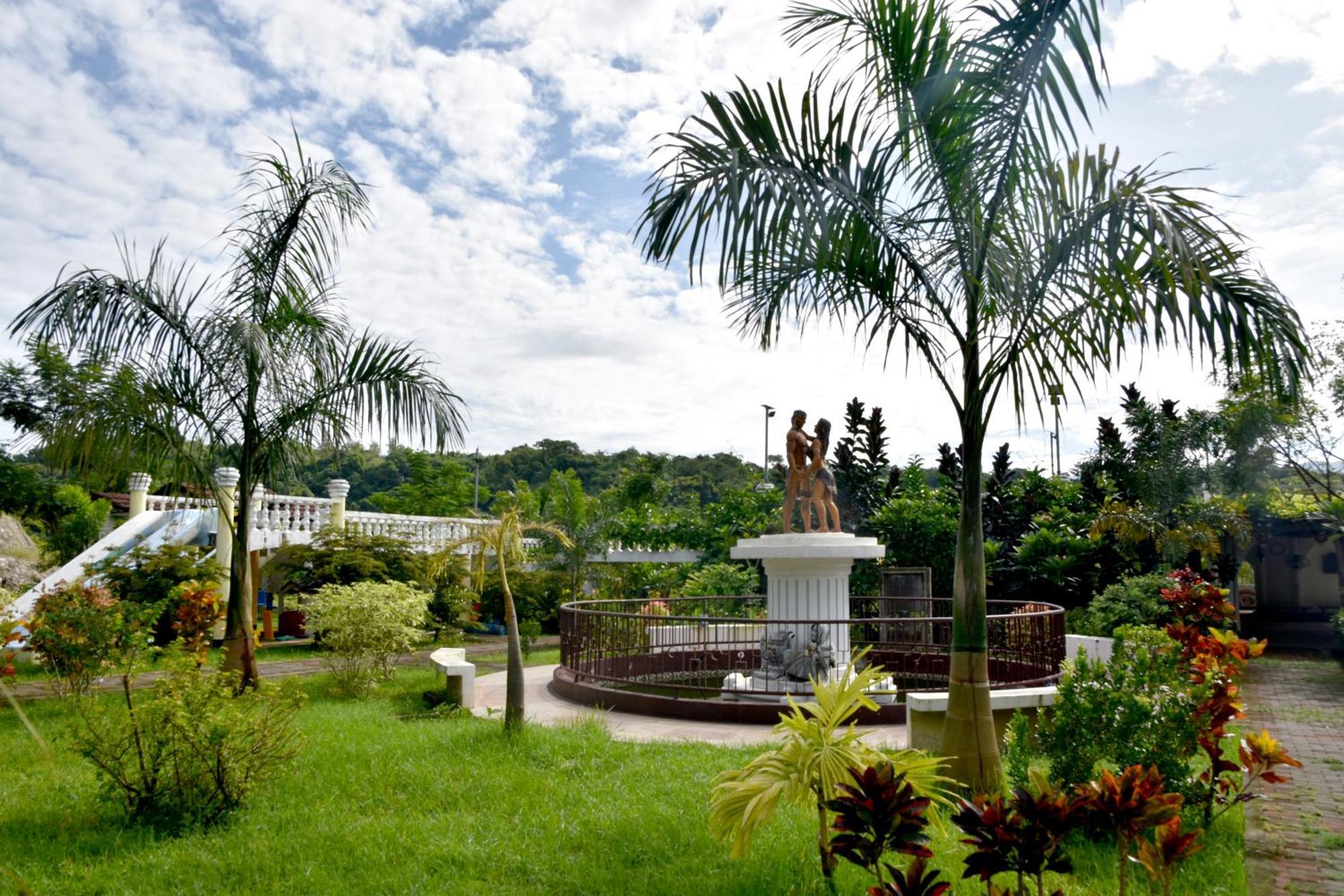 Isla De Oro Hotel Mamburao エクステリア 写真