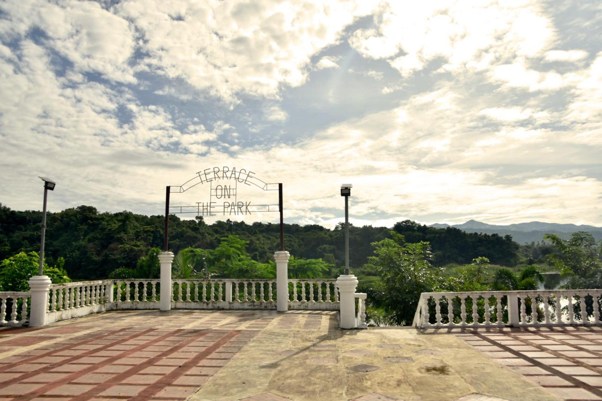 Isla De Oro Hotel Mamburao エクステリア 写真