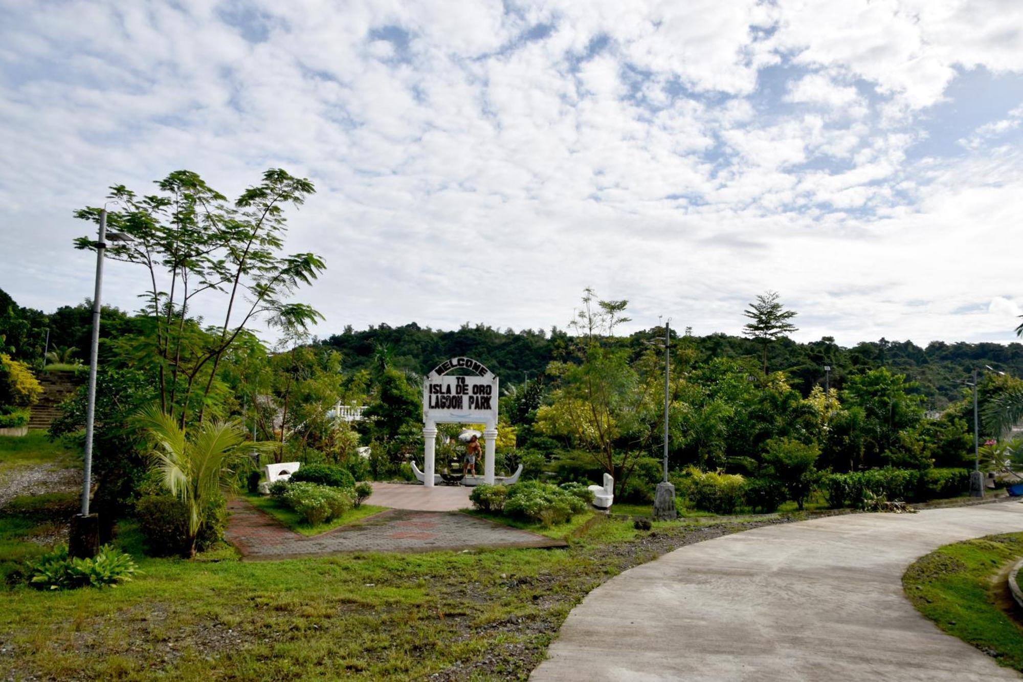 Isla De Oro Hotel Mamburao エクステリア 写真