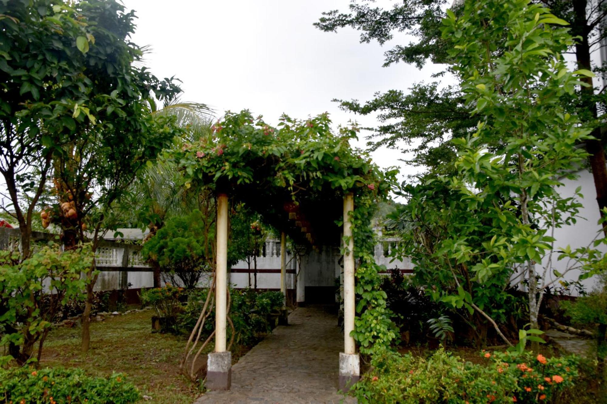 Isla De Oro Hotel Mamburao エクステリア 写真