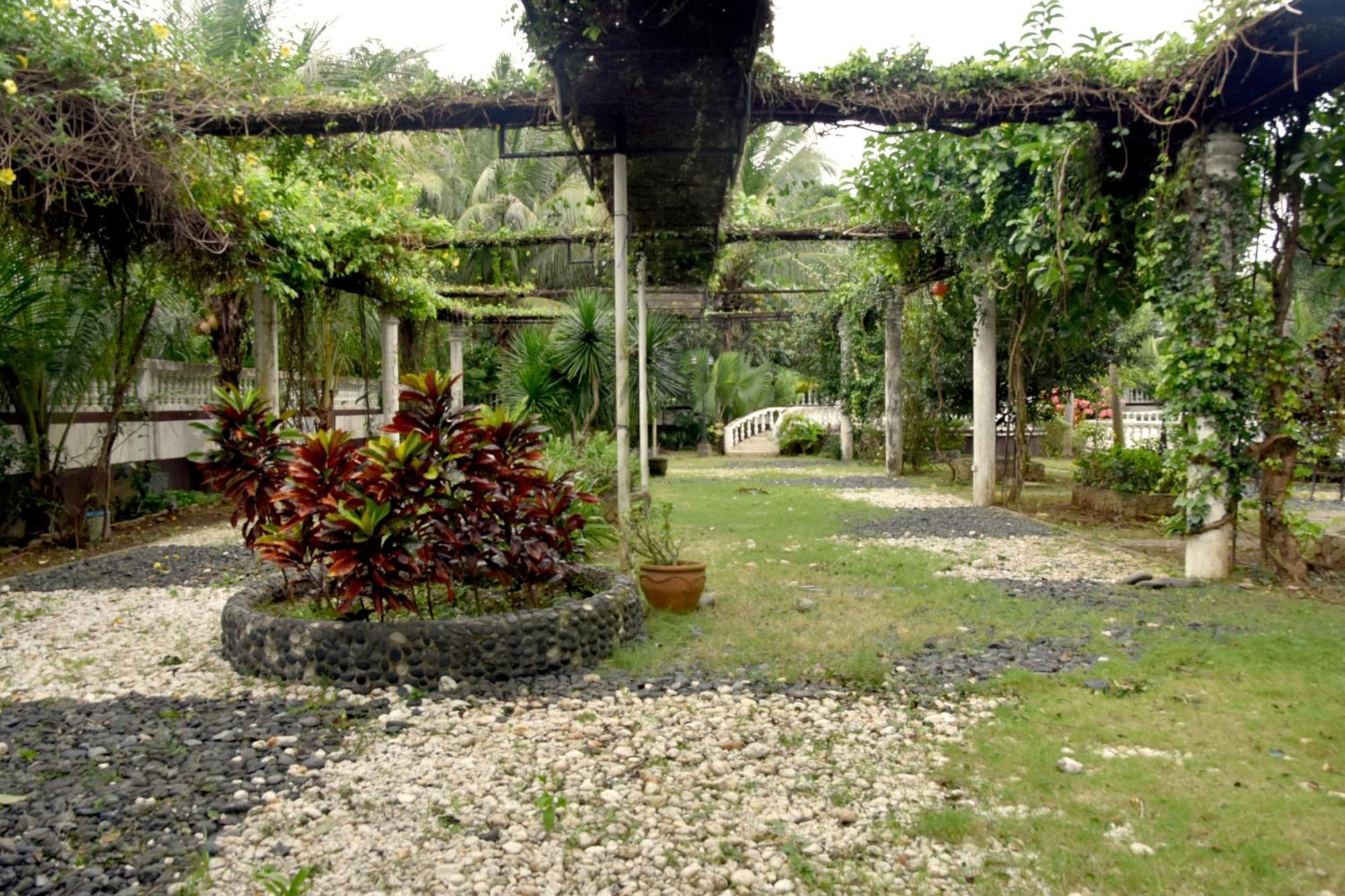 Isla De Oro Hotel Mamburao エクステリア 写真
